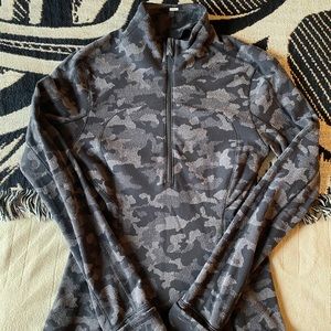 Lululemon Run Briskly 1/2 Zip Size 4 Camo